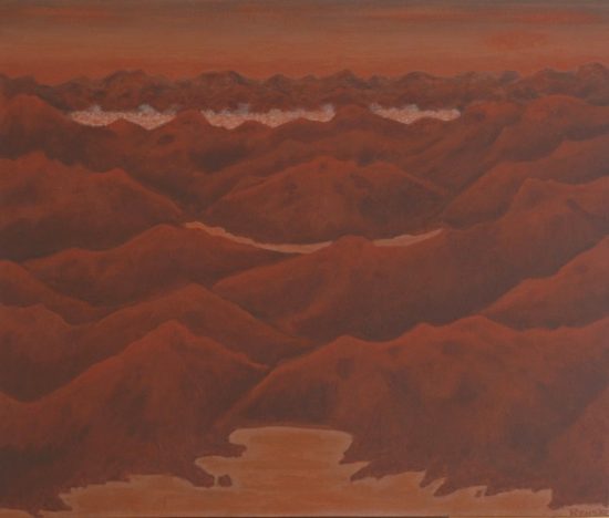 Renske Cramers schilderij 'Een tint verder breekt de dag (maar de nacht zwijgt evenmin)' Het verbeeldt een kaal berglandschap in het rode licht van de net ondergegane zon.