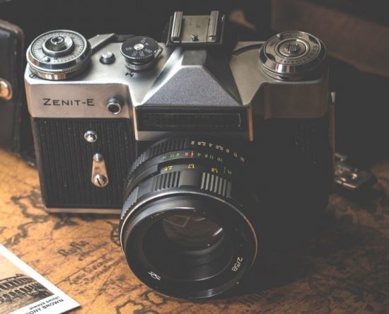 Mijn eerste kennismaking met het fenomeen spiegelreflexcamera: de Zenit-E. Deze camera's werden tussen 1965 en 1986 geproduceerd door het Russische Krasnogorski Mekhanicheskii Zavod (KMZ). (Meer lezen) Wat een verschil met een moderne spiegelreflex! (Foto: Dariusz Sankowski)