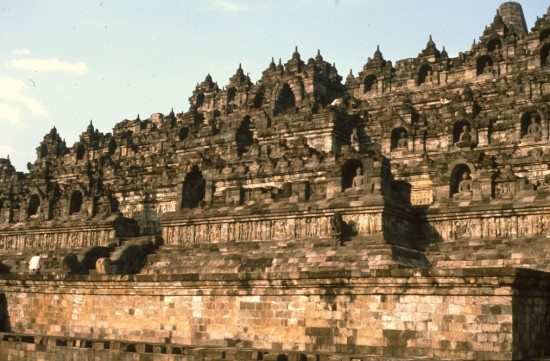 Een stukje van de Borobudur, een gigantisch en heel boeiend complex.