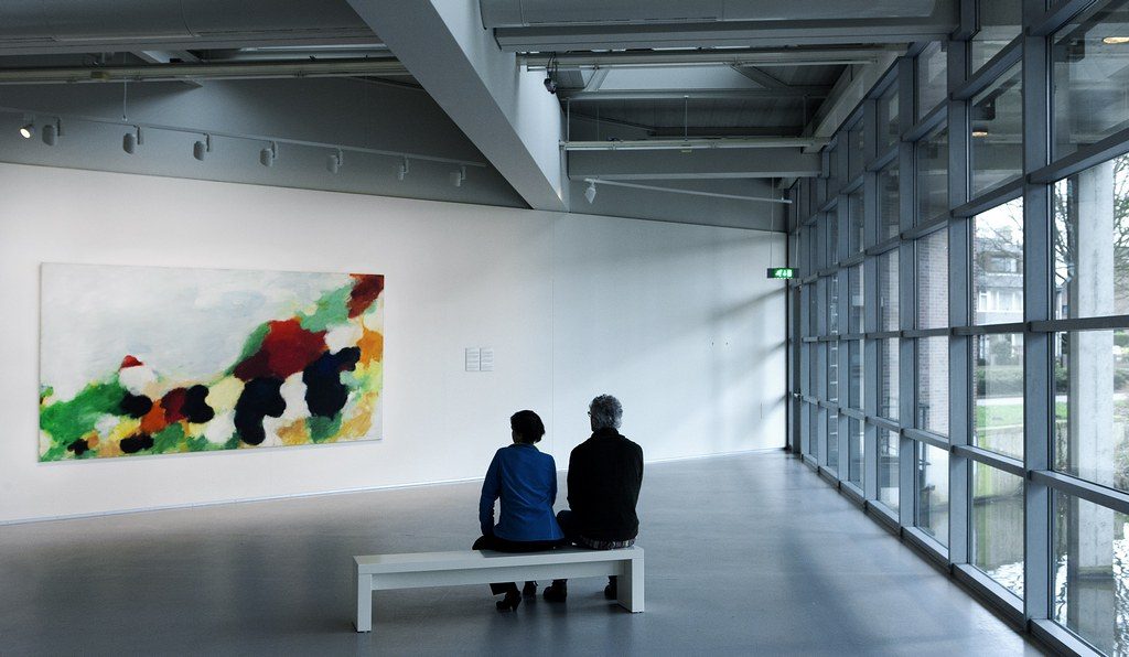 Renske Cramer Creatief artikel over slow art foto van mensen in museumzaal