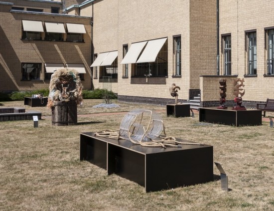 ZomerExpo-werk staat in de beeldentuin 'gewoon' tussen de kunstwerken van Grote Kunstenaars. 