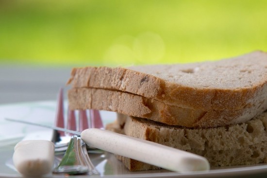 Deze smakelijk ogende boterhammetjes komen uit een fabriek. Fabrieksbrood bevat vaak teveel suiker.