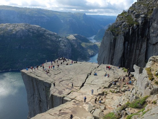 Een van de plekken die ik nog graag eens zou bezoeken: de Preikestolen (Preekstoel) in zuidwest Noorwegen. Deze klif steekt ruim 600 meter boven de Lysefjord uit en het uitzicht is formidabel. Dat wil zeggen: als het weer een beetje meewerkt.