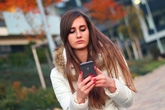 Snel kijkt dit meisje op haar mobieltje wat voor bericht er nú weer binnenkomt. Over een poosje volgt Big Marketeer haar op de voet en stuurt haar regelmatig leuke maatwerkaanbiedingen, waar ze zich ook bevindt.