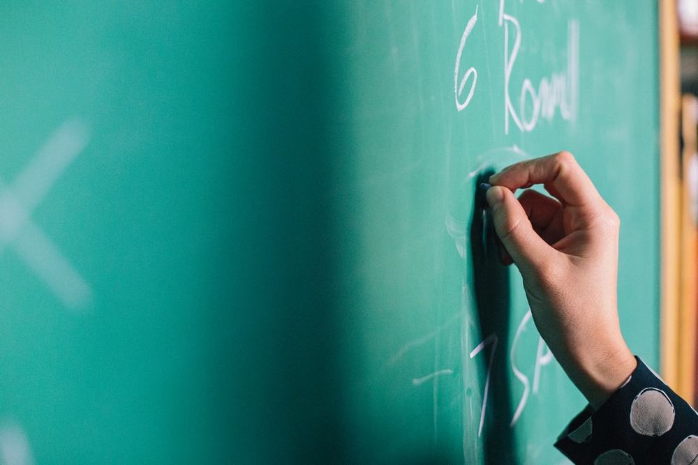 Renske Cramer Creatief artikel schoolplanner tijdmanagement voor scholieren foto van lerares die op het bord schrijft