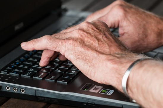 Naarmate ze ouder worden, ervaren middelbaar en hoger opgeleiden steeds meer stress op hun werk.