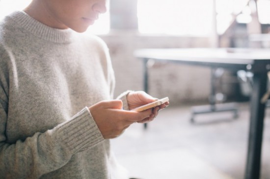 Vergrendelen van hun telefoon vinden de meeste mensen maar lastig. Ze vergeten dat hun toestel automatisch verbinding maakt met allerlei privacygevoelige diensten. Dieven zijn daar bijzonder blij mee...