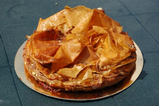 Foto van een Pastis Gascon, een traditionele, Franse taart van appels of pruimen met Armagnac.