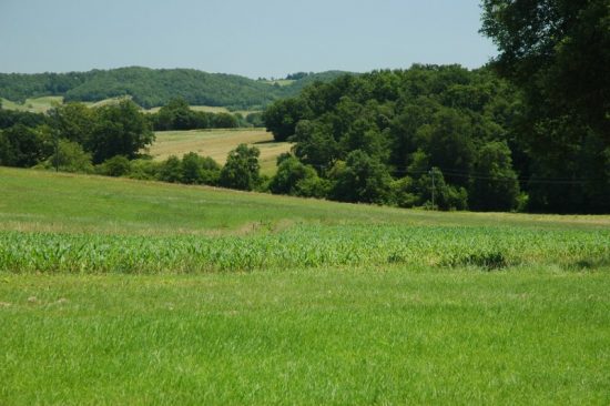 Foto van het landschap in de Gascogne, een Franse streek die nog niet is ontdekt door het internationale massatoerisme.