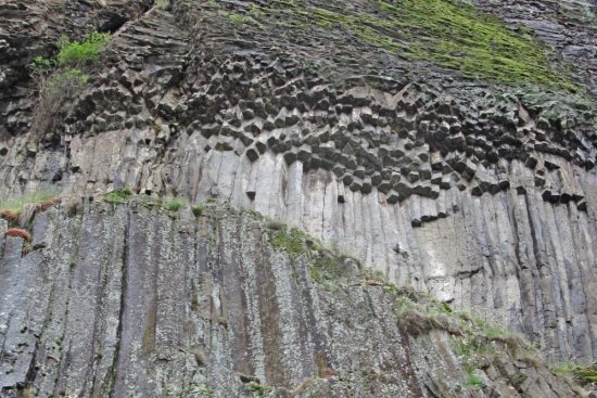 Foto van basaltformaties in de Margeride, Frankrijk