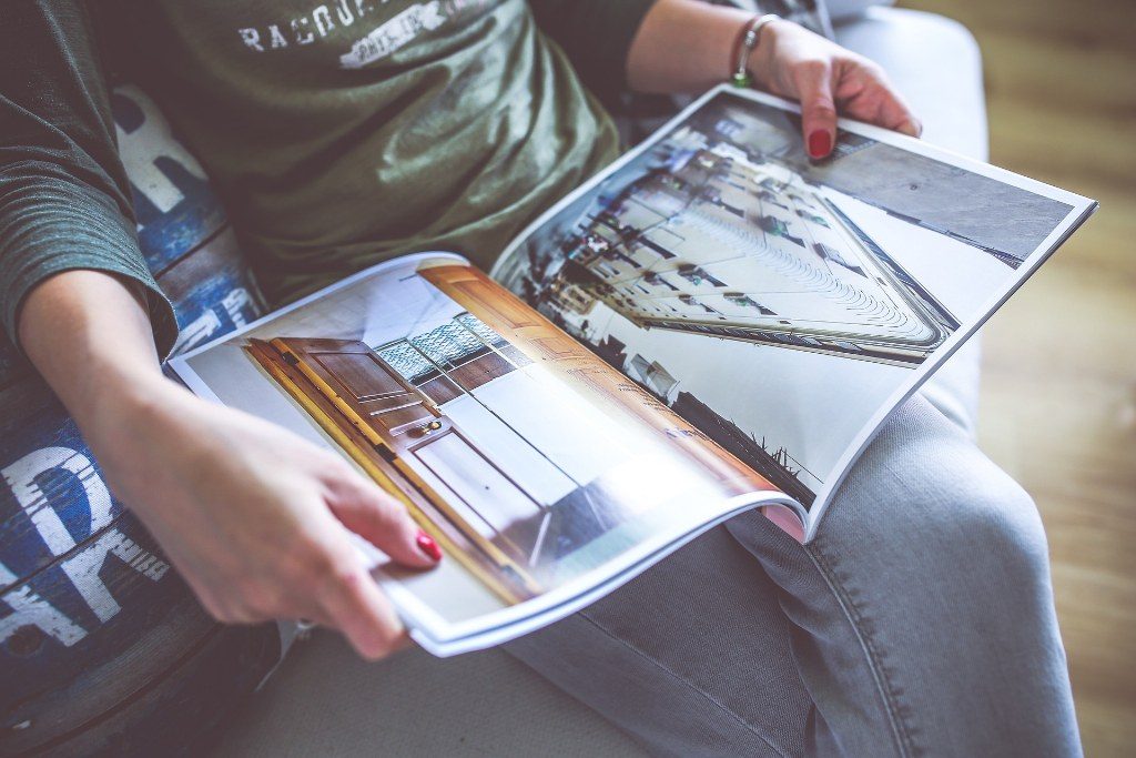 Renske Cramer Creatief artikel trends bij communicatie en marketing foto van vrouw die tijdschrift leest