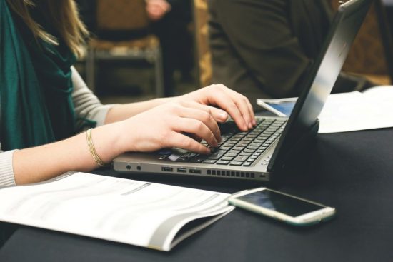 Renske Cramer Creatief cybercrime groeit en bloeit foto van meisje achter computer