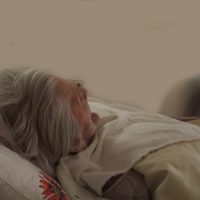 Renske Cramer Creatief artikel euthanasie foto van bejaarde vrouw in bed