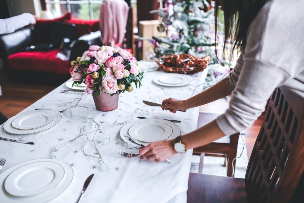 Renske Cramer Creatief artikel Feestdagenstress? Nergens voor nodig. Foto van het dekken van de tafel.