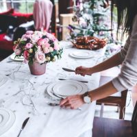 Renske Cramer Creatief artikel Feestdagenstress? Nergens voor nodig. Foto van het dekken van de tafel.