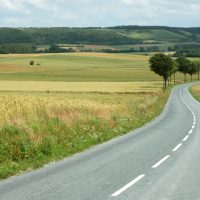 Renske Cramer Creatief artikel over vakantie en fileleed foto van stille weg door heuvellandschap