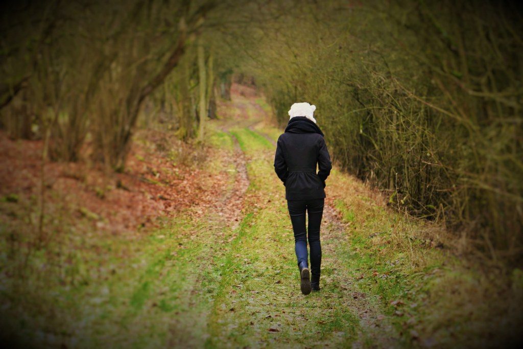 Renske Cramer Creatief artikel over pensioen foto van vrouw die in bos wandelt
