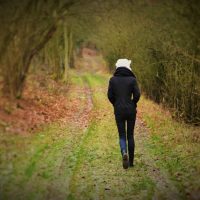 Renske Cramer Creatief artikel over pensioen foto van vrouw die in bos wandelt