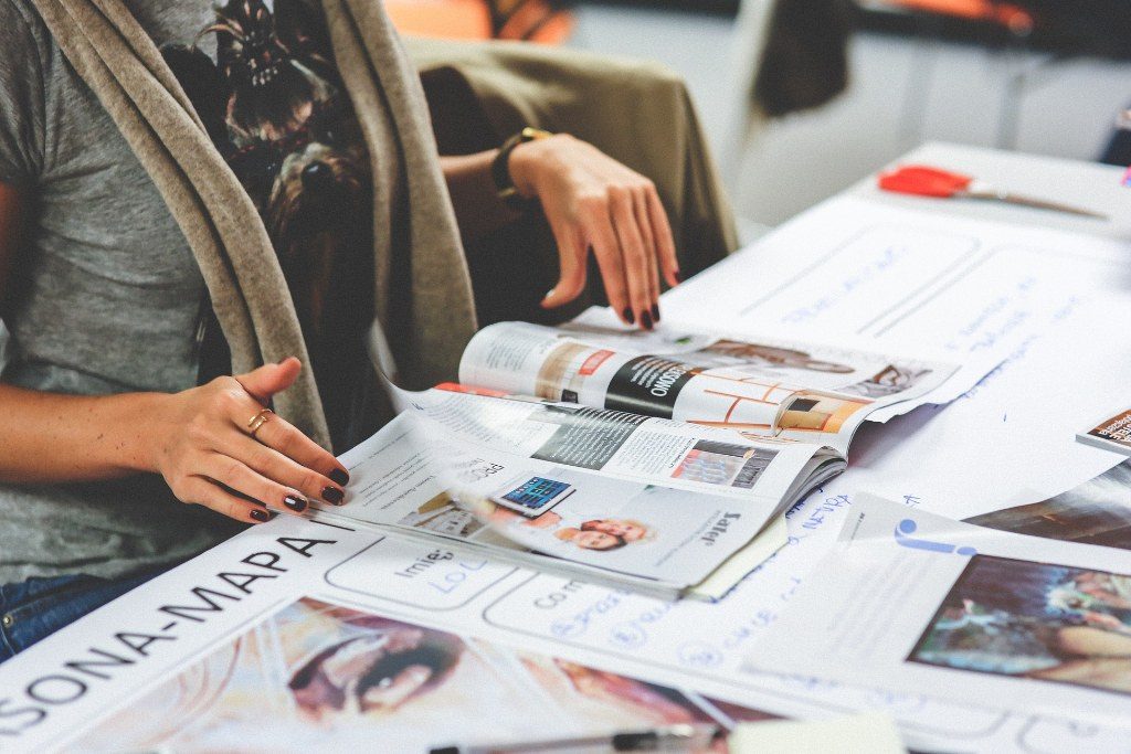 Renske Cramer Creatief artikel over persvrijheid foto van vrouw die tijdschrift doorbladert