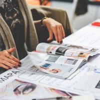 Renske Cramer Creatief artikel over persvrijheid foto van vrouw die tijdschrift doorbladert