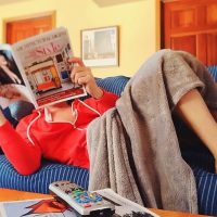 Renske Cramer Creatief artikel tijdmanagement foto van lezende vrouw op sofa