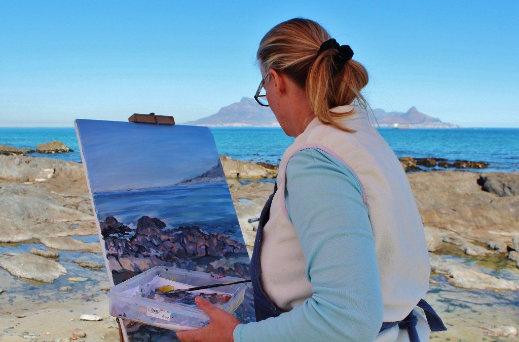 Renske Cramer Creatief artikel volg je passies vrouw die aan het schilderen is op een strand