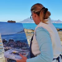 Renske Cramer Creatief artikel volg je passies vrouw die aan het schilderen is op een strand