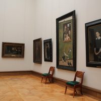 Renske Cramer Creatief artikel over websites van musea foto van zaal met schilderijen in museum