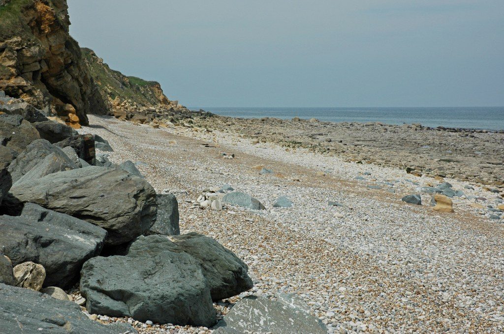 Renske Cramer Creatief foto van een kiezelstrand aan de kust van de Normandie (Frankrijk)