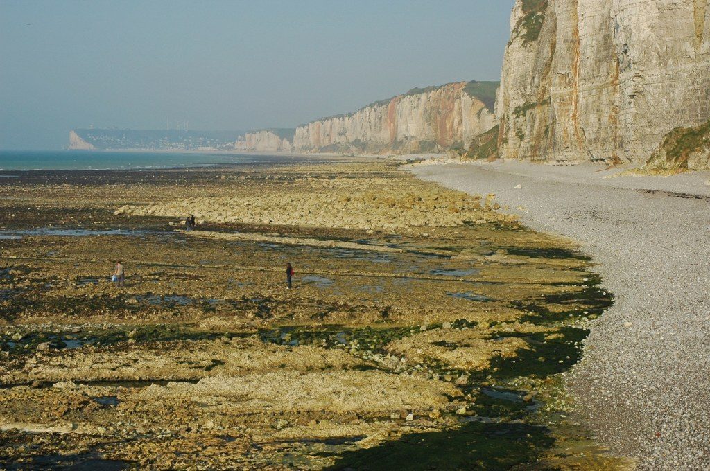 Renske Cramer Creatief foto van een kiezelstrand aan de kust van de Normandie (Frankrijk)