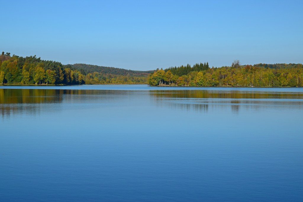 Renske Cramer Creatief foto van een herfstig meer in de Limousin (Frankrijk)