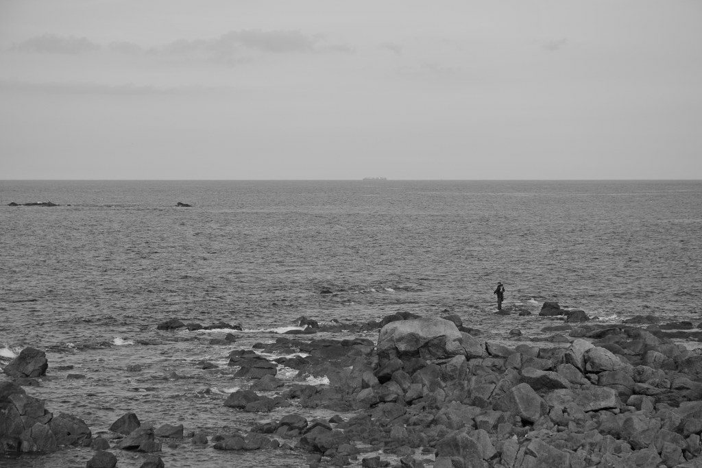 Renske Cramer Creatief foto van een visser op de rotsen van de Normandie (Frankrijk)