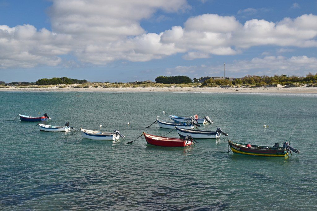 Renske Cramer Creatief reizen Frankrijk Bretagne foto van bootjes voor de kust van de Cornouaille