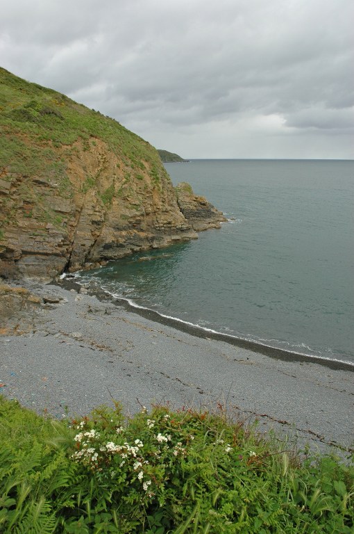 Renske Cramer Creatief foto van een kiezelstrand aan de kust van Bretagne (Frankrijk)