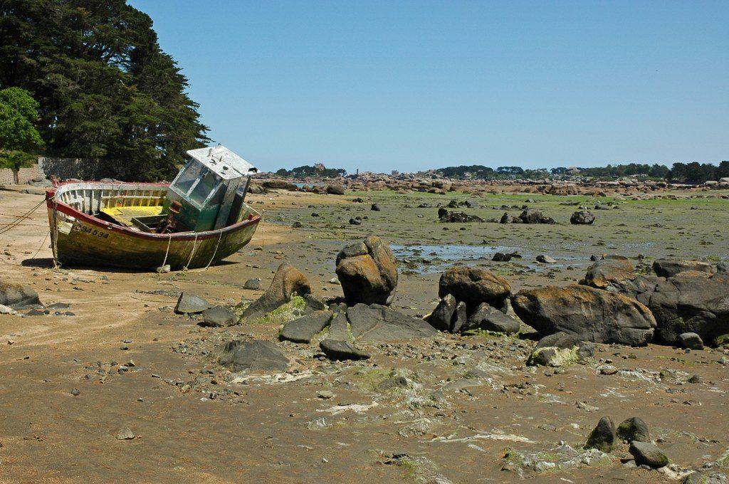 Renske Cramer Creatief reizen Frankrijk Bretagne foto van oud schip in drooggevallen riviermonding