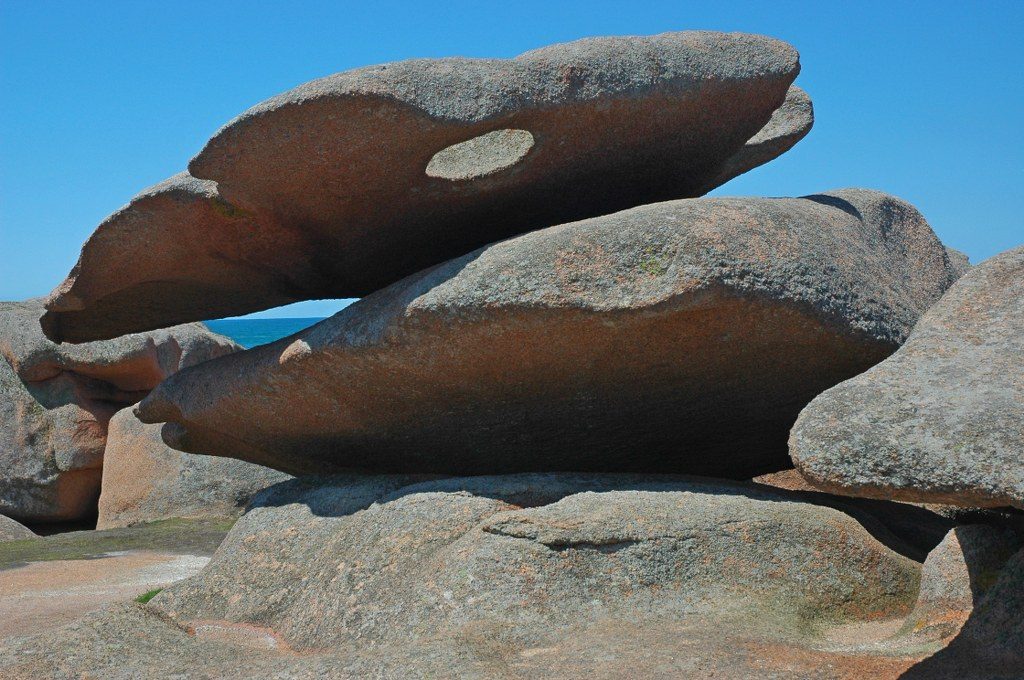 Renske Cramer Creatief reizen Frankrijk Bretagne grote rotsformatie aan het strand