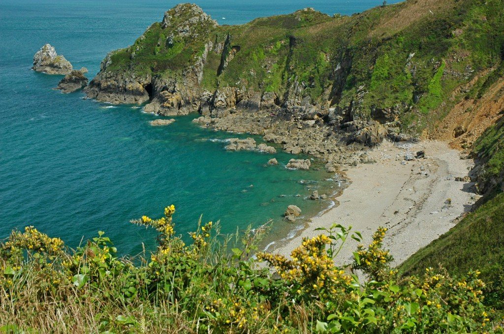 Renske Cramer Creatief foto van een kiezelstrandje aan de kust van Bretagne (Frankrijk)