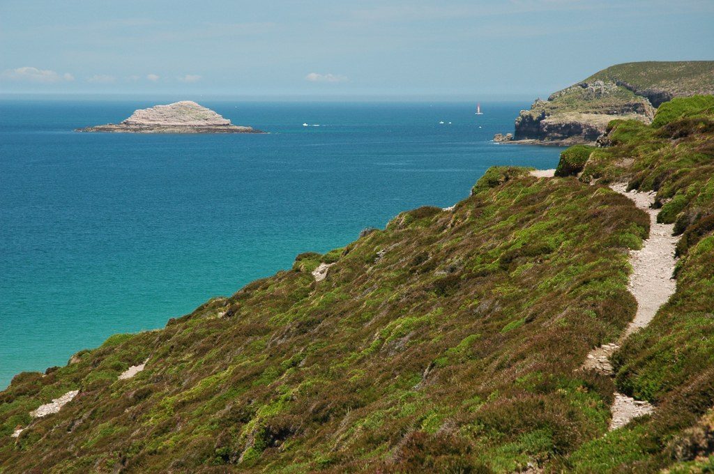 Renske Cramer Creatief foto van een wandelpad langs de rotsige kust van Bretagne (Frankrijk)