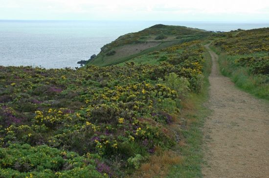 Renske Cramer Creatief reizen Frankrijk Bretagne foto van een wandelpad aan de kust