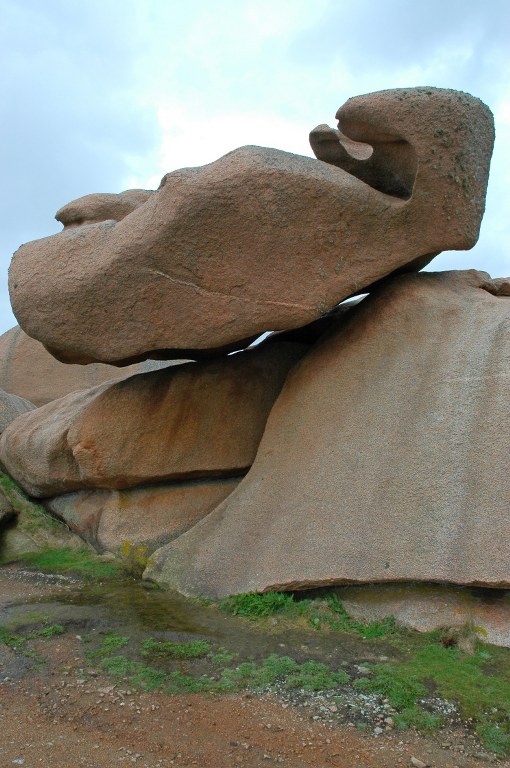 Renske Cramer Creatief reizen Frankrijk Bretagne foto van grote rotsen aan de kust