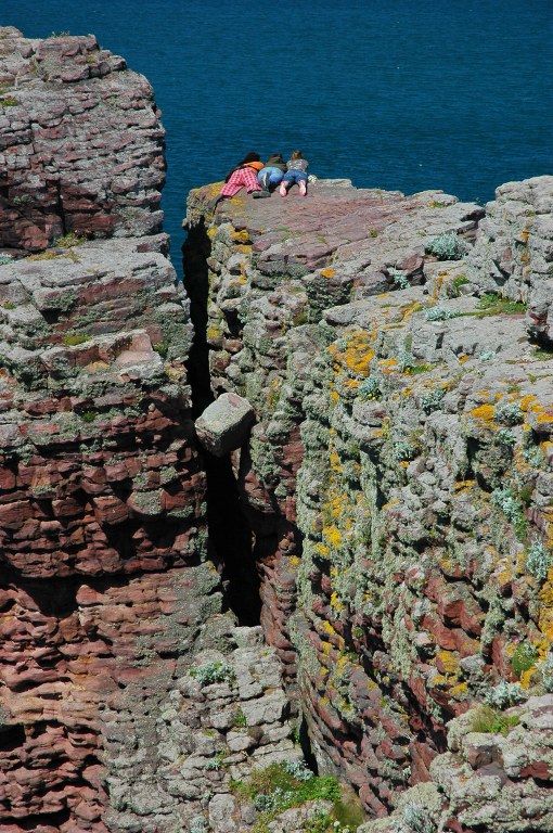 Renske Cramer Creatief reizen Frankrijk Bretagne foto van meisjes op de rotsen aan de kust